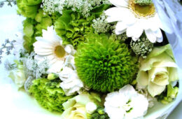 White&Greenおまかせ長い形の花束白グリーン系